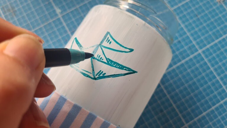 Nun können maritimes Symbol (evtl. mit einer Schablone) mit Lackstift auf die Vorderseite gezeichnet werden.