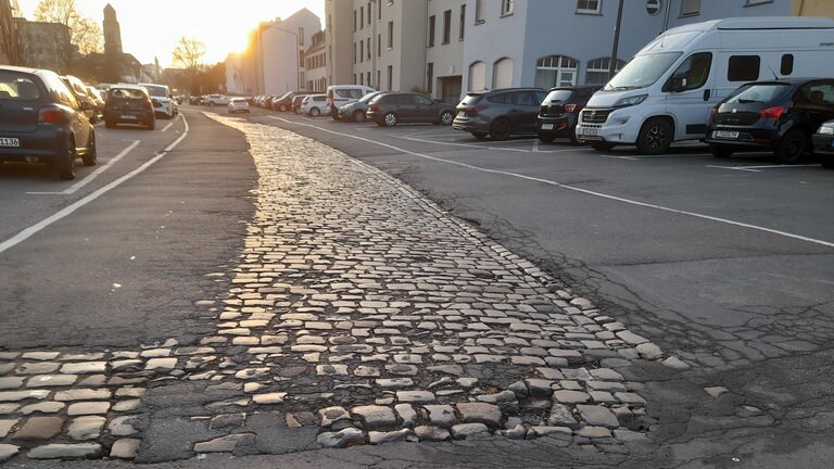 Auf der Kloschinskystraße in Trier gibt es Stellen mit Kopfsteinpflaster. Aber auch einige Löcher im Asphalt.