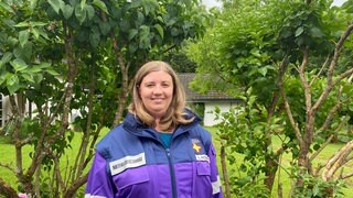 Notfallseelsorgerin Gesa Ardelmann aus Hattert. Im Hintergrund ist der Garten der psychologischen Praxis zu sehen. 