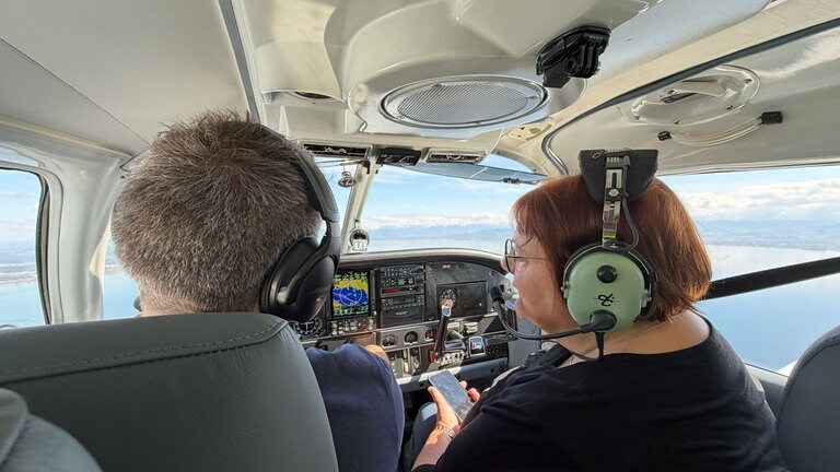 Pilot und Begleitperson überblicken den Bodensee