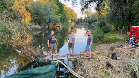 Mitglieder des Angelsportvereins setzten Pumpen ein, um Wasser aus der Schussen zu entnehmen und es in den Nebenarm des Flusses zu leiten.