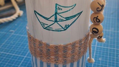 Glas mit Acrylfarbe, Stoff und Perlen