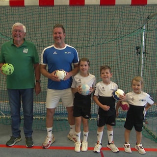Mehrere Generationen von Handballspielerinnen und -spielern aus Flein stehen zusammen auf dem Spielfeld – vom Nachwuchs bis zur Oberliga.