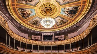 Prunkvoller Saal eines Stadttheaters im italienischen Stil