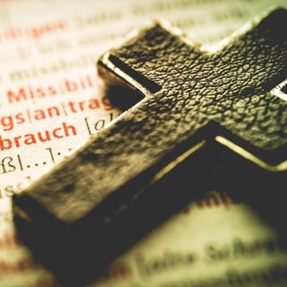 Kreuz auf einem Wörterbuch mit dem Wort Missbrauch