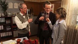 Herr Weiss, Bernhard und Frau Heilert stoßen mit Sekt an
