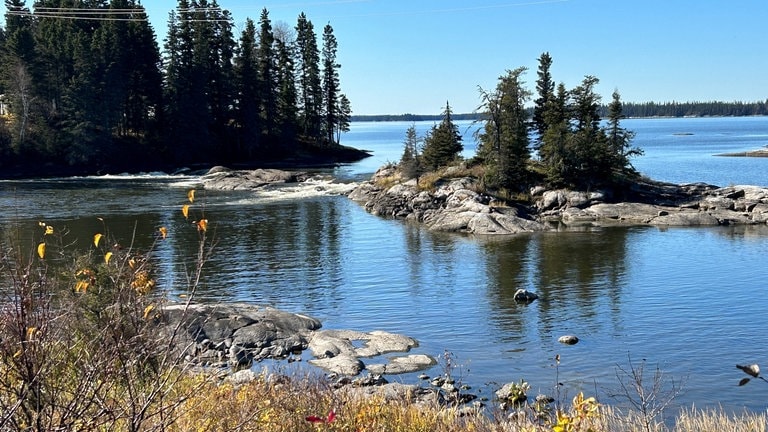 Der Grass River ist ein teilweise verästeltes, teilweise sich zu Seen weitendes Flusssystem, das der Zug bei Thompson überquert.   