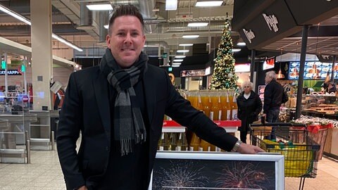 Benjamin Stiegler, der gemeinsam mit seinem Bruder neun Edeka-Märkte in der Vorderpfalz betreibt, verkauft in seinen Geschäften kein Silvester-Feuerwerk mehr. Und zwar aus Umwelt- und Tierschutzgründen.