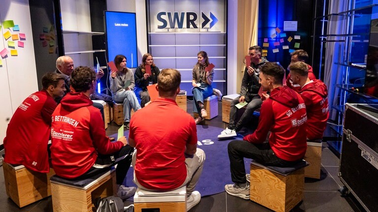 SWR Regiotour: „Lass reden“ von SWR Heimat im SWR PopUp Studio mit Spielern der SG Bettringen.