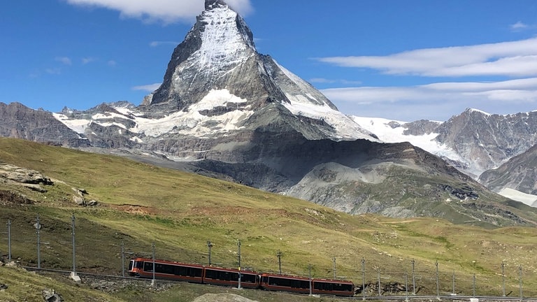 Die Gornergratbahn auf etwa 2.600 Meter vor der Station Rotenboden.