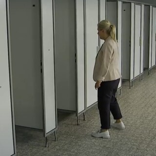Landrätin Susanne Ganster (Südwestpfalz, CDU) begutachtet die marode Schultoilette in Vinningen.