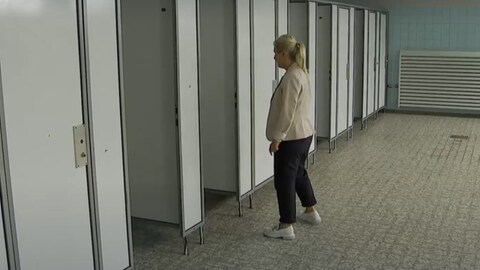 Landrätin Susanne Ganster (Südwestpfalz, CDU) begutachtet die marode Schultoilette in Vinningen.