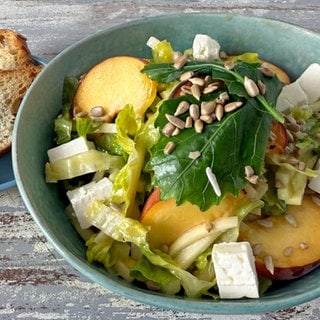 Kohlrabisalat mit Nektarine und Feta