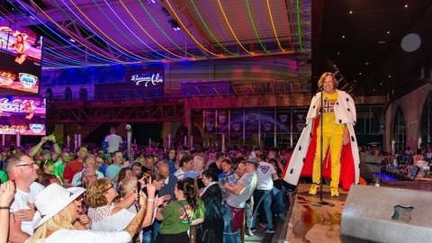 Schlagersänger Jürgen Drews auf der Bühne im Megapark auf Mallorca