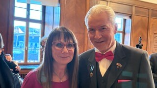 Dietmar Späth und seine Ehefrau schauen lächelnd in die Kamera