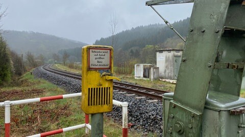 Vor der Flut 2021 war es kein Problem, über die Bahnstrecke auf das Feld zu kommen. Eine Meldung beim Stellwerk in Gerolstein reichte aus.