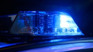 Ein Blaulicht leuchtet auf einem Einsatzfahrzeuge der Polizei. Nach einer Brandserie an zwei Neu-Ulmer Schulen hat die Polizei jetzt zwei Jugendliche ermittelt. Sie müssen soch wegen Brandstiftung verantworten.