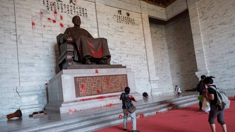 Taiwanische Aktivisten werfen am 20. Juli 2018 rote Farbballons auf die Statue Chiang Kai-sheks. Sie zeigen damit Solidarität mit Unterstützern der taiwanischen Unabhängigkeitsbewegung, die den Sarg des ehemaligen Diktators zum 71. Jahrestag des 228-Massakers mit roter Farbe beschmiert hatten und deren Gerichtsprozess am 20. Juli 2018 startete.