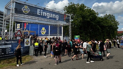 Erstmal einkaufen: Bevor es richtig los geht, decken sich die Camper im Rock am Ring-Supermarkt mit Lebensmitteln ein.