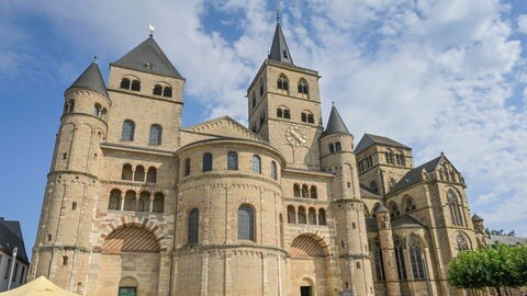 Der Platz vor dem Trierer Dom verwandelt sich an Pfingsten zum Jazzfest mit kostenlosem Eintritt.