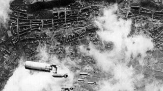 Dresden am 14. Februar 1945: Flugzeuge der US-Luftwaffe werfen Spreng- und Brandbomben auf Dresden