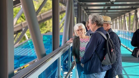 Auf der Brücke über dem Bahnsteig in Gerolstein warteten einige Menschen, um dem ersten ausfahrenden Zug in Richtung Köln zuzusehen.