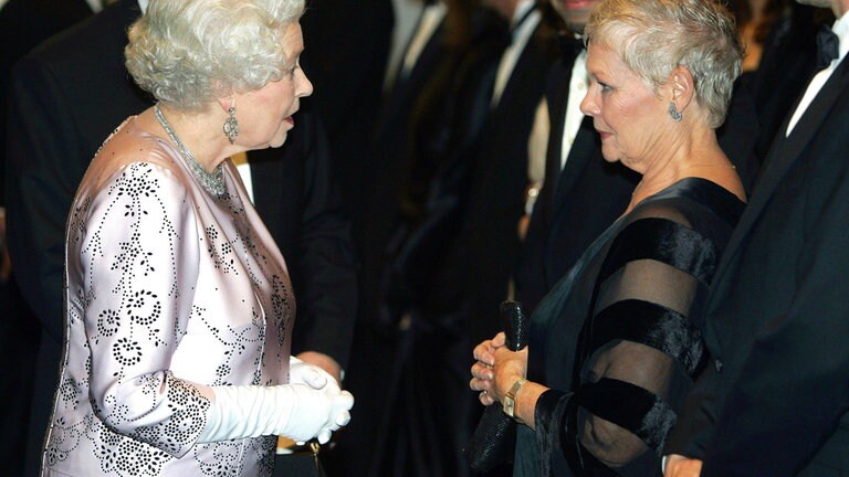 Elizabeth II. und Judi Dench bei der Filmpremiere von „Casino Royale“ (2006). 