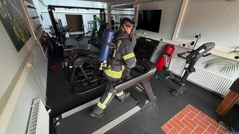 Auf dem Laufband trainiert Henrik Brill für den Gutenberg-Halbmarathon in Mainz.