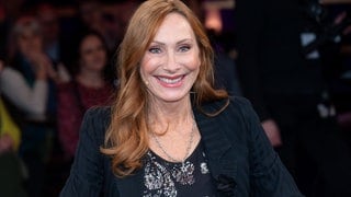 Die Schauspielerin Andrea Sawatzki lacht in die Kamera. Nach schwerem Kindheitstrauma ist sie heute wieder glücklich.