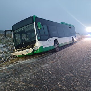 Schulbus fährt im Donnersbergkreis in Graben. 