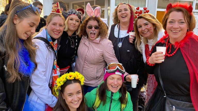 Gute Stimmung und bunte Kostüme am Rande des Rosenmontagsumzugs in Koblenz 2025.