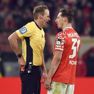 Dominik Kohr (Mainz 05, r.) im Gespräch mit Schiedsrichter Sascha Stegemann