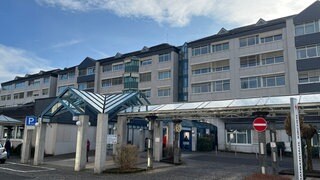 Haupteingang des DRK-Krankenhauses in Kirchen. Weil die Trägergesellschaft insolvent ist, will nun die Diakonie in Südwestfalen das Krankenhaus übernehmen.