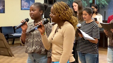 Studentin Claire (links) aus Kamerun singt im Chor des Cusanushauses in Trier