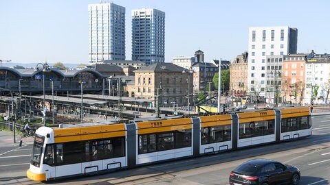 Eine Straßenbahn passiert den Mainzer Hauptbahnhof. In Zeiten der E-Mobilität erfährt "die Elektrische", wie sie in Mainz heißt, mehr Zuspruch denn je. Jetzt wird in Mainz eine weitere Trasse am Rhein entlang gebaut.