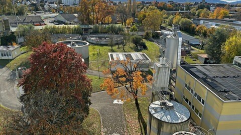 Der Blick auf die Radolfzeller Kläranlage vom 25 Meter hohen Faulturm. 