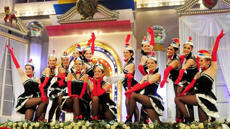 Das GCV-Ballett "Frauenkomitee" tanzt im Jahr 2011 bei der Fernsehfastnachtssitzung. Showtanzgruppen bringen seit vielen Jahren Dynamik und Glanz in die Fernsehsitzung und gehören zu den Höhepunkten des Programms.