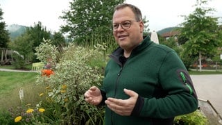 Gärtner Niko Züfle steht vor einem der vielen Blumenbeete, die er und sein Team gepflanzt haben. Er ist Gärtnermeister von Baiersbronn und hat mit der Gartenschau im Tal X zusätzlich viel zu tun.