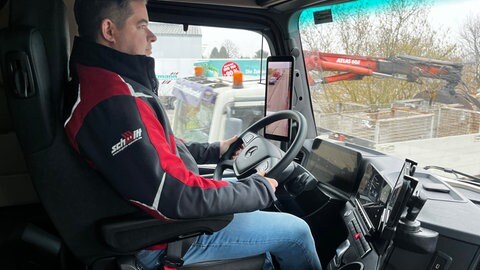 Fahrer Stefan Schupp in einem E-Lkw der Spedition Walter Schmitt aus Bietigheim.