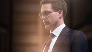 Manuel Hagel (CDU), Spitzenkandidat seiner Partei für die Landtagswahl in Baden-Württemberg, steht nach der Wahl in einem Fernsehstudio.