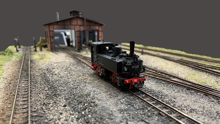 Die legendäre Eisenbahn-Romantik Titellok 99 633 wird in der Spurweite H0e in überarbeiteter Form neu aufgelegt.
