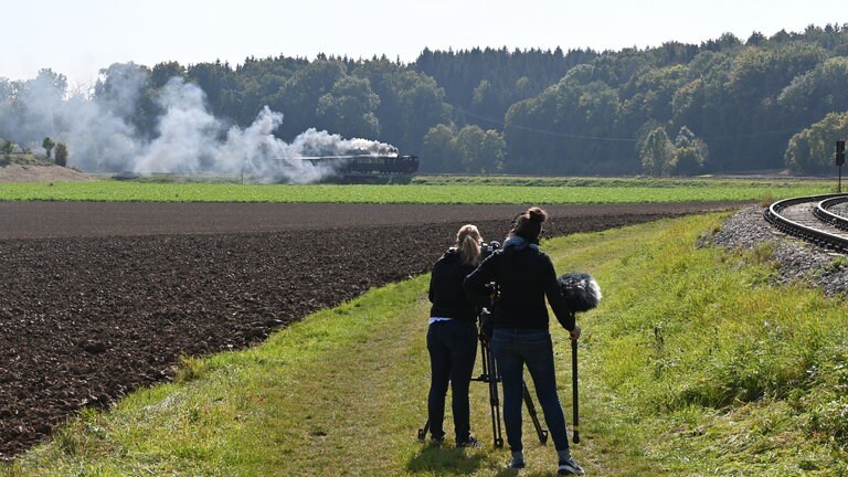 Das SWR-Kamerateam auf Position, bei der Rückfahrt des Museumszuges.