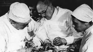Prof. Ferdinand Sauerbruch bei einer Operation, Foto um 1933
