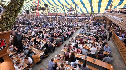 Festzelt mit Besuchern