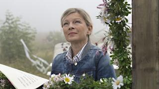 Claudia Heilert am Aussichtsfenster auf dem Wonnepfad.