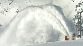 Zwei Motoren mit je 550 Ps treiben die Schneefräse an. Höchstgeschwindigkeit 25 Stdkm.