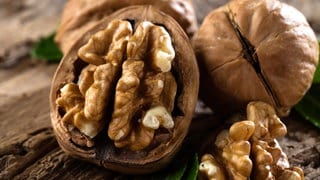 Walnüsse sind ein Superfood. Sie enthalten viele Nährstoffe und sind gesund für das Gehirn.