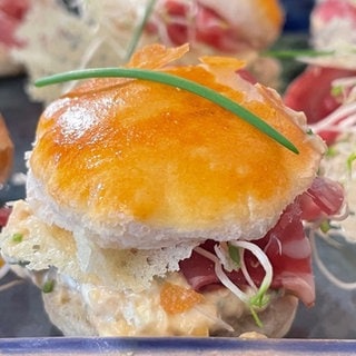 Gefüllter Blätterteig mit Erdnuss-Frischkäse und Hartkäsecrunch