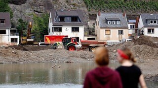 Nach dem Jahrhunderthochwasser in der Eifel durch heftige Regenfälle und Dauerregen mit Überschwemmungen und Überflutungen haben die Aufräumarbeiten im Ahrtal große Fortschritte gemacht.
