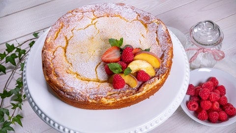 Einfacher Käsekuchen ohne Rand – schnelles Rezept zum Backen und verziert mit Früchten.